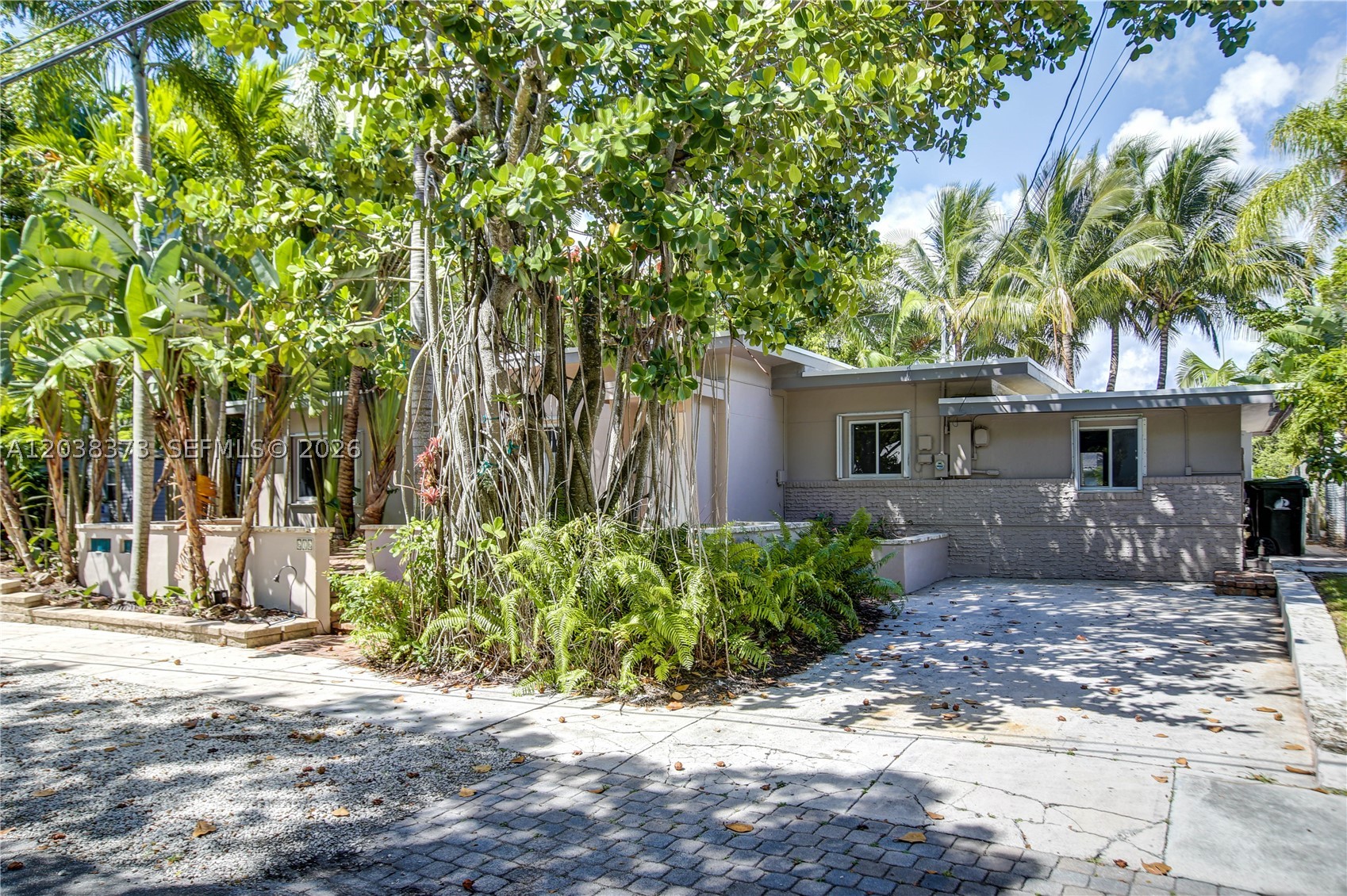 616 SW 11th Ct