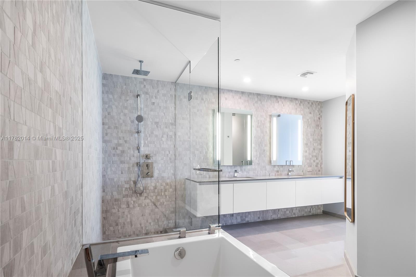 REACH CONDO - Residential
