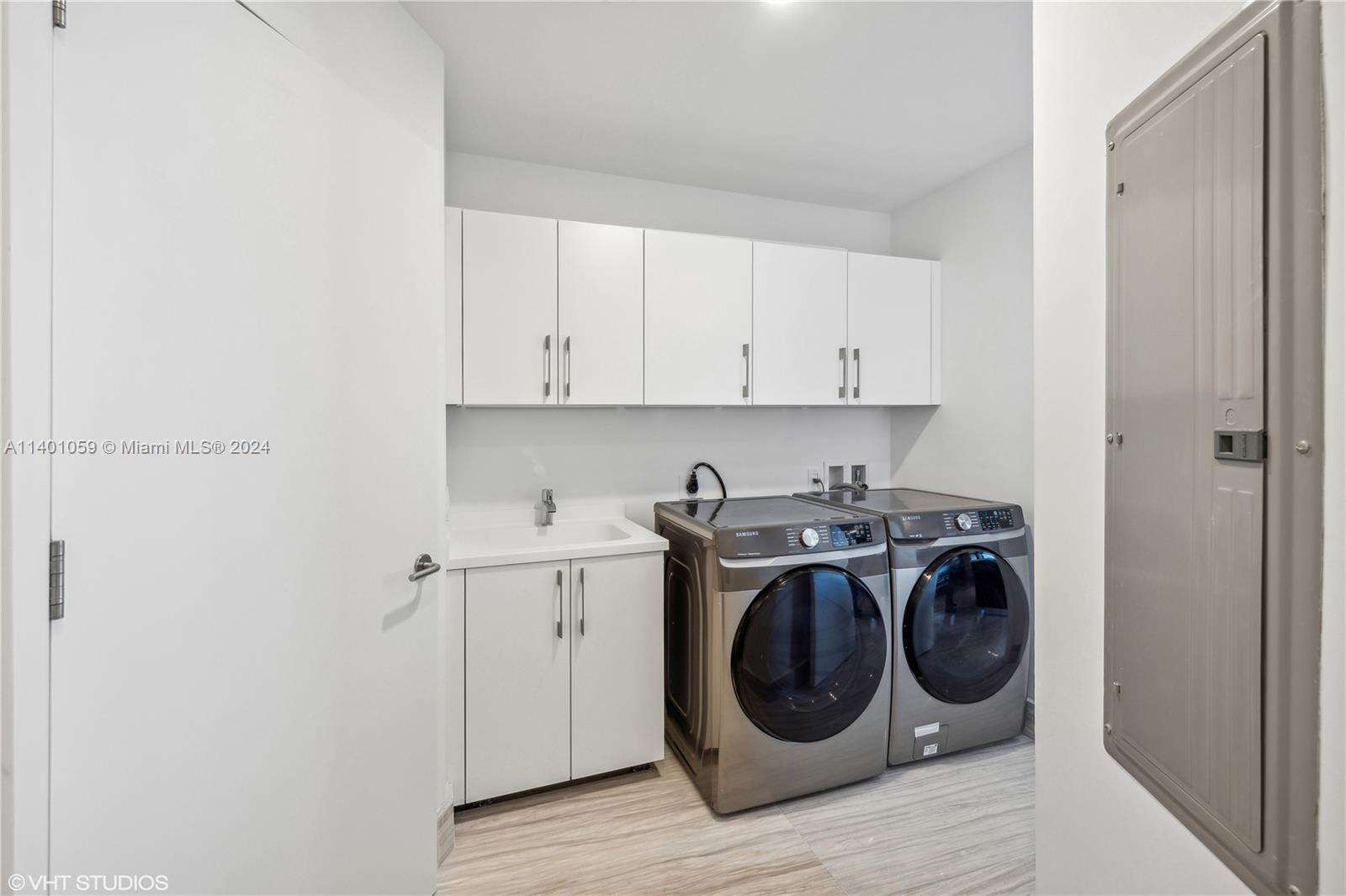 18555 COLLINS AVENUE COND - Residential