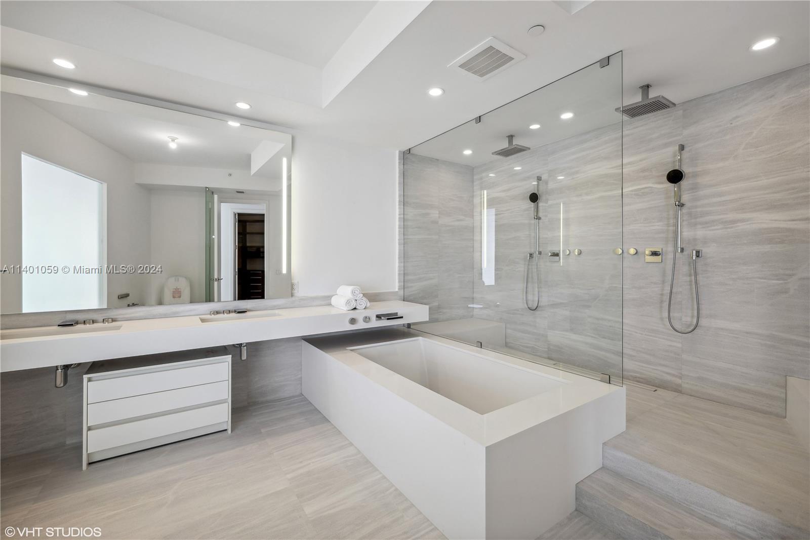 18555 COLLINS AVENUE COND - Residential