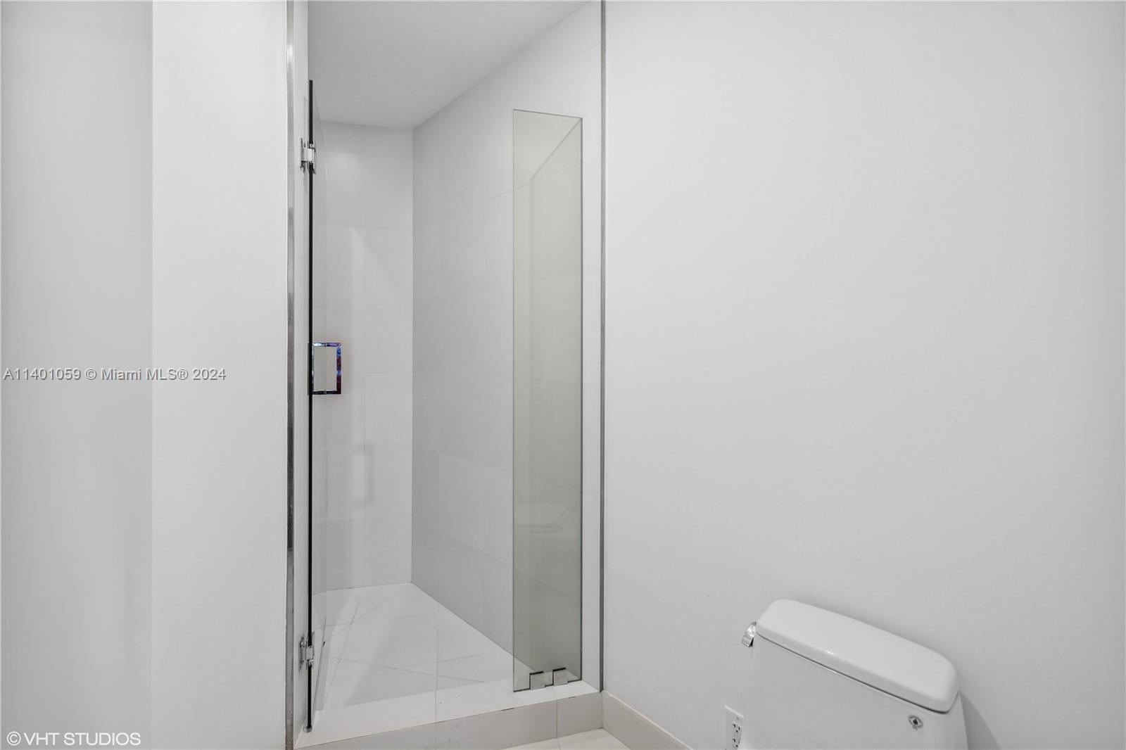 18555 COLLINS AVENUE COND - Residential