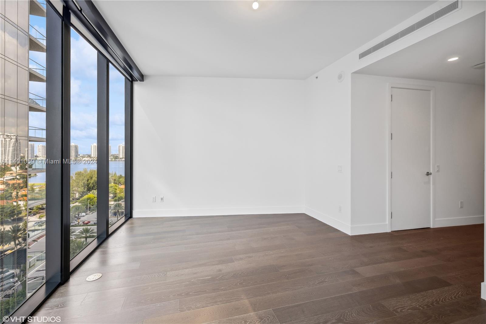 18555 COLLINS AVENUE COND - Residential