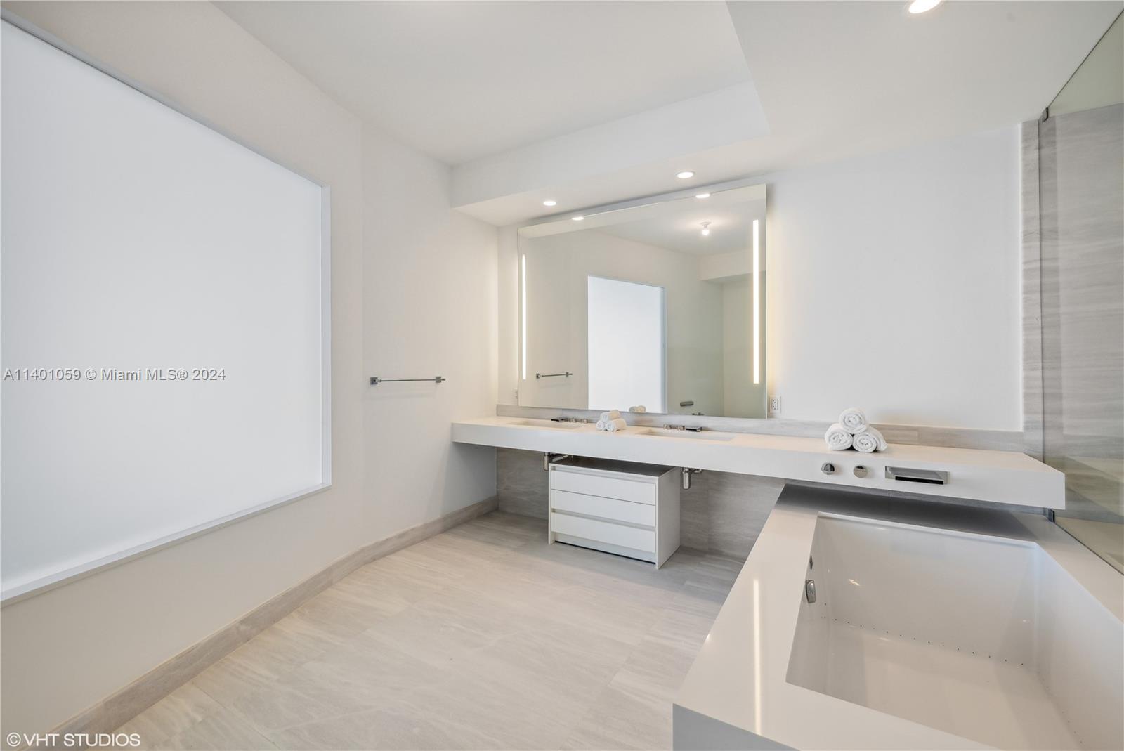 18555 COLLINS AVENUE COND - Residential
