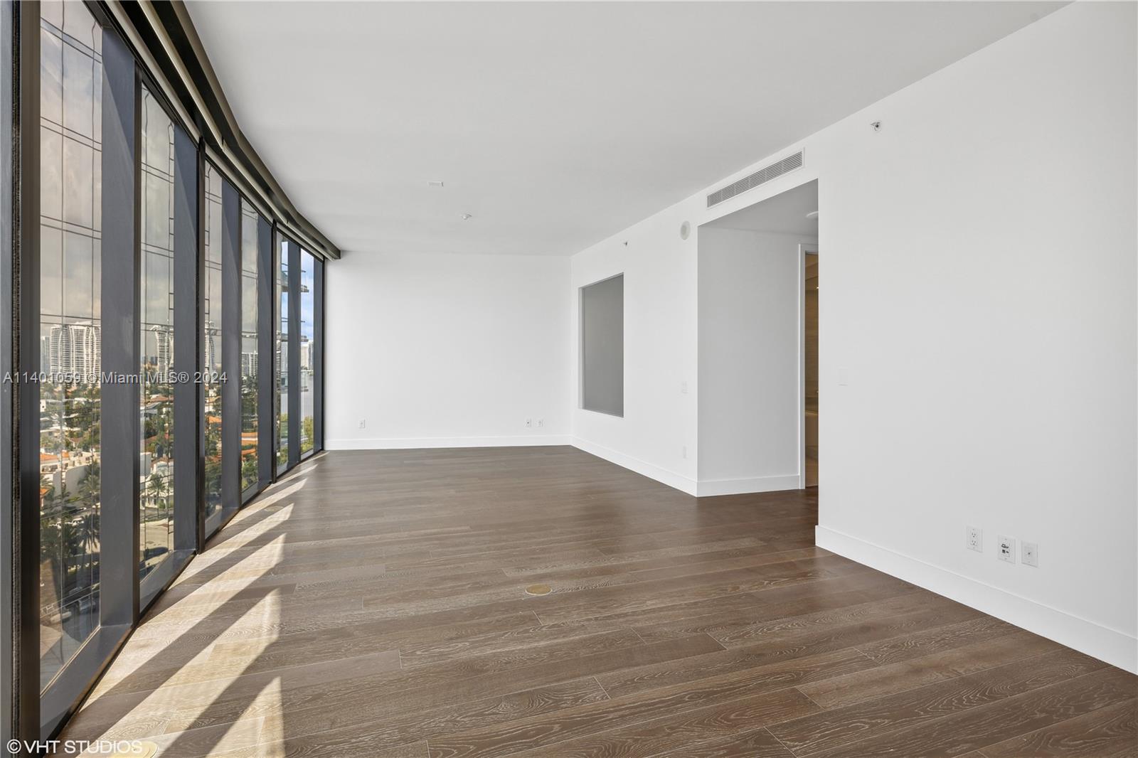 18555 COLLINS AVENUE COND - Residential