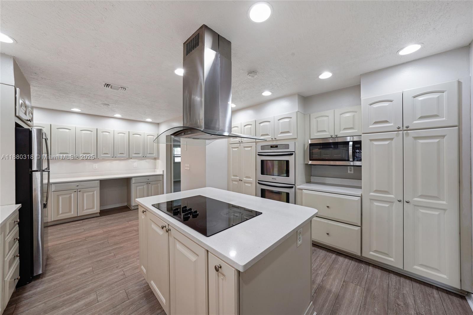 COUNTRY CLUB VILLAGE SEC - Residential