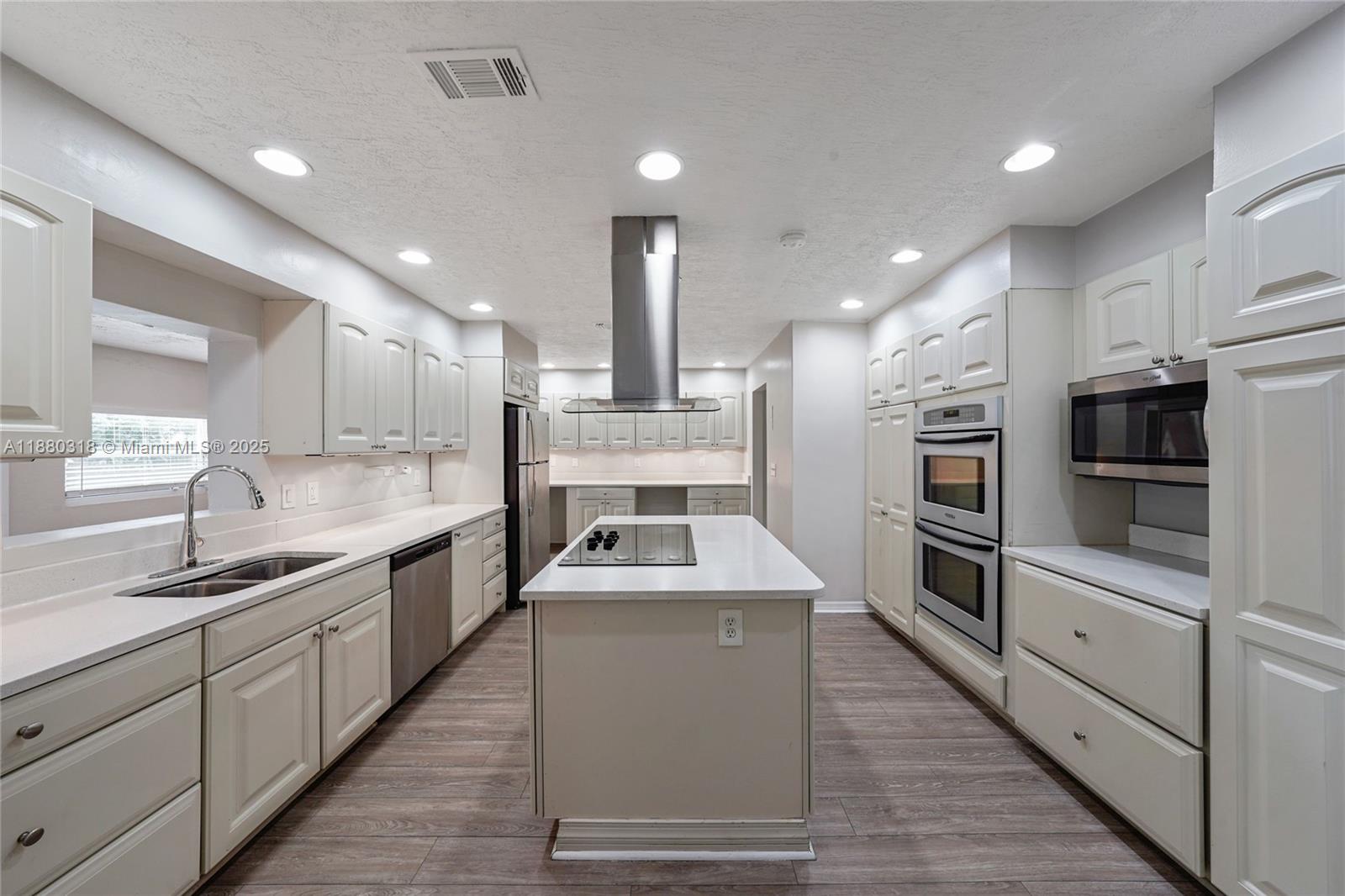 COUNTRY CLUB VILLAGE SEC - Residential