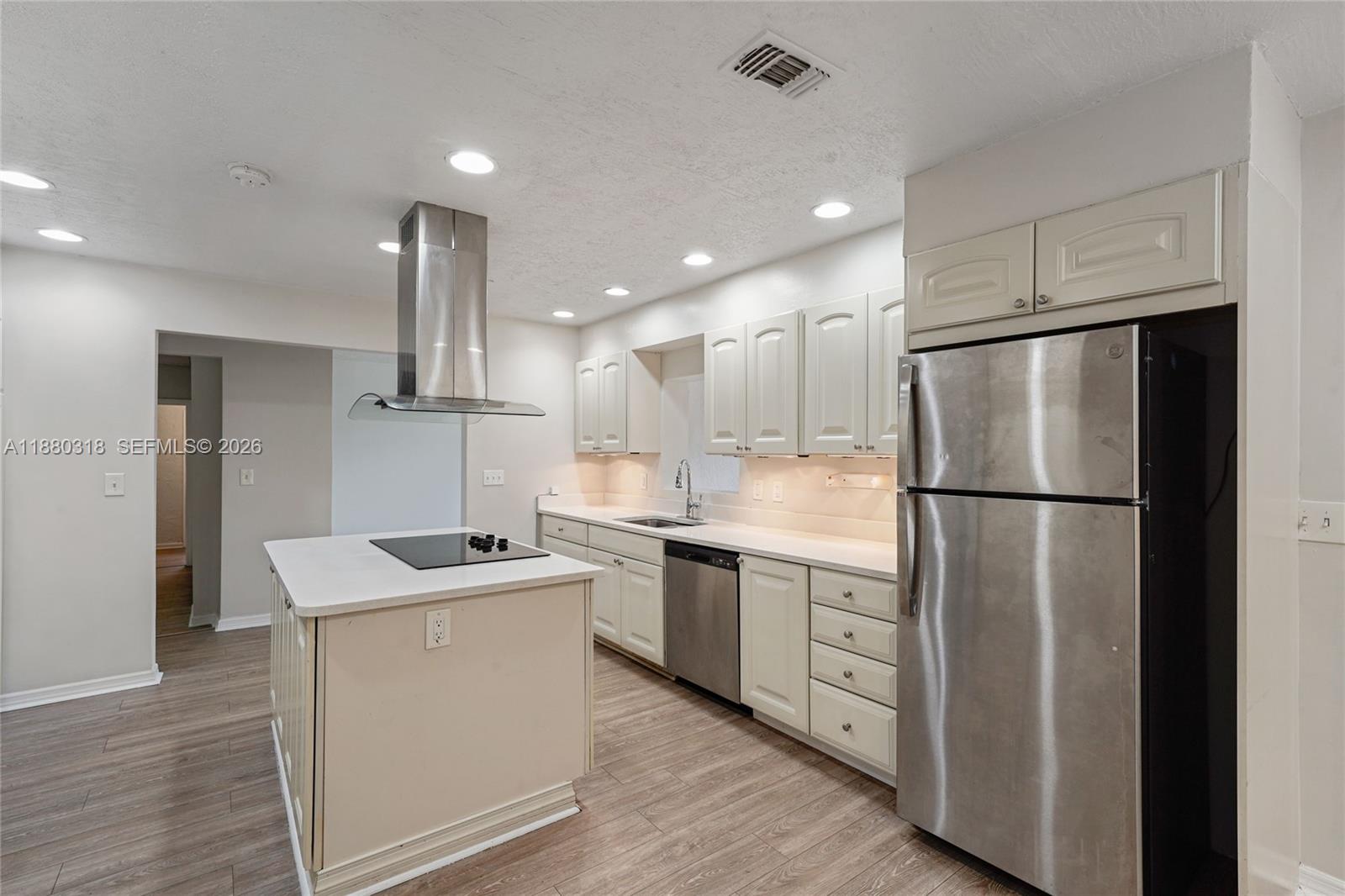 COUNTRY CLUB VILLAGE SEC - Residential