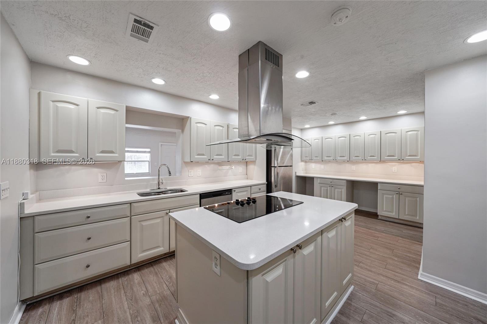 COUNTRY CLUB VILLAGE SEC - Residential