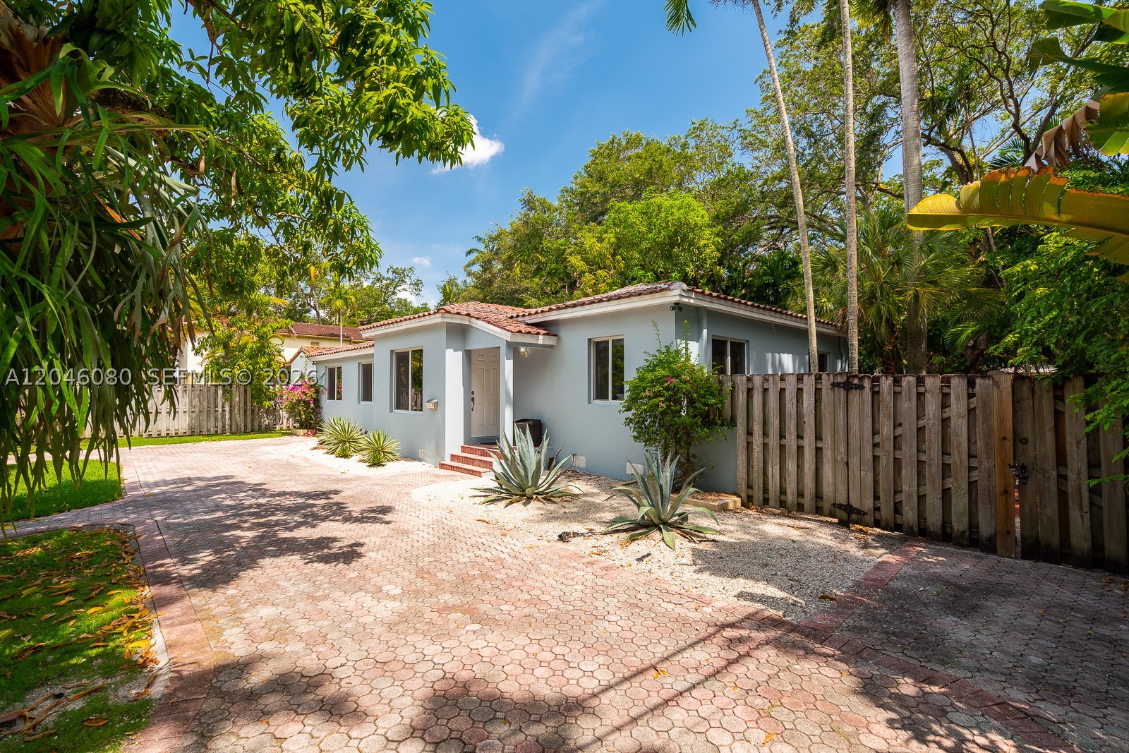 2215 Tequesta Ln