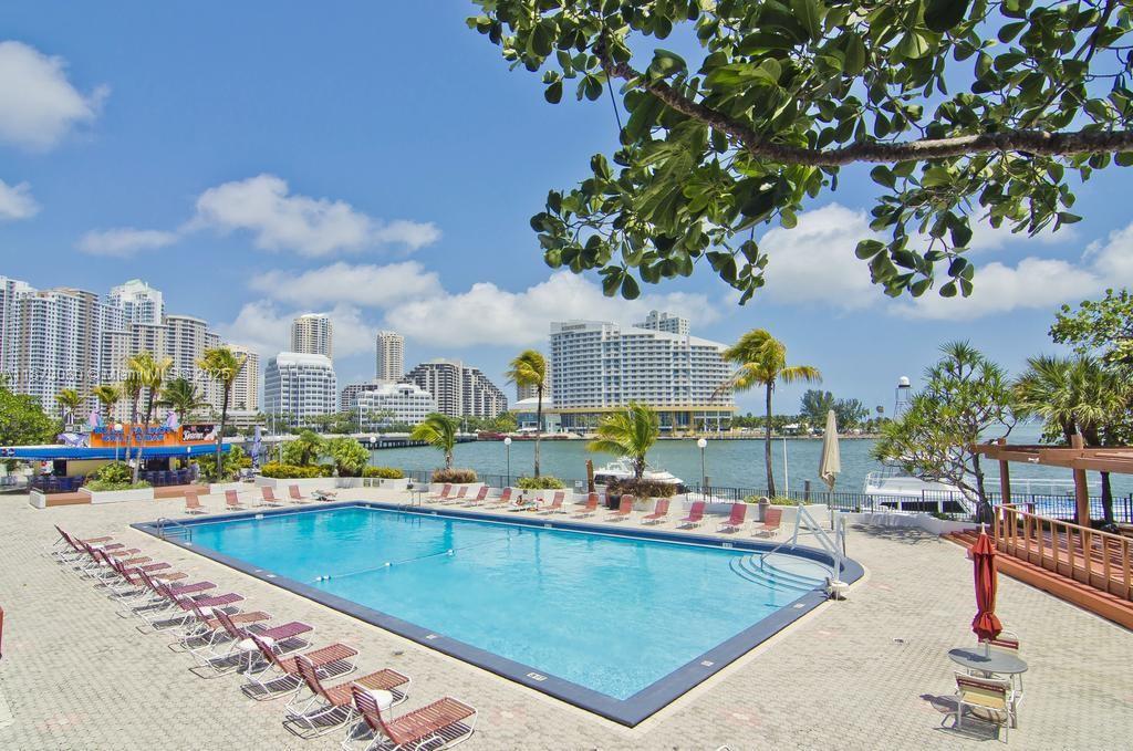 Location!! Great studio remodeled in the heart of Brickell, this is the urban idea of live, work, and play. Large lobby with restaurants, grocery, and hairdressing. Other building amenities include 2 pools, 2 Jacuzzis, a bay front bar and restaurant, 24 hour security, valet, and much more. Close to Brickell city center and Mary Brickell. The rent "includes electricity and water".
