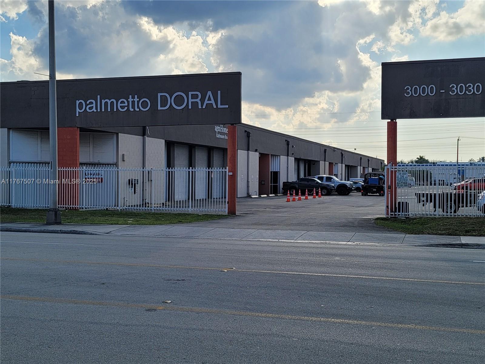 5 minutes to the Airport, Close to expressway 826-836-Turnpike, 2 min to West Jackson Hospital, Doral Location.