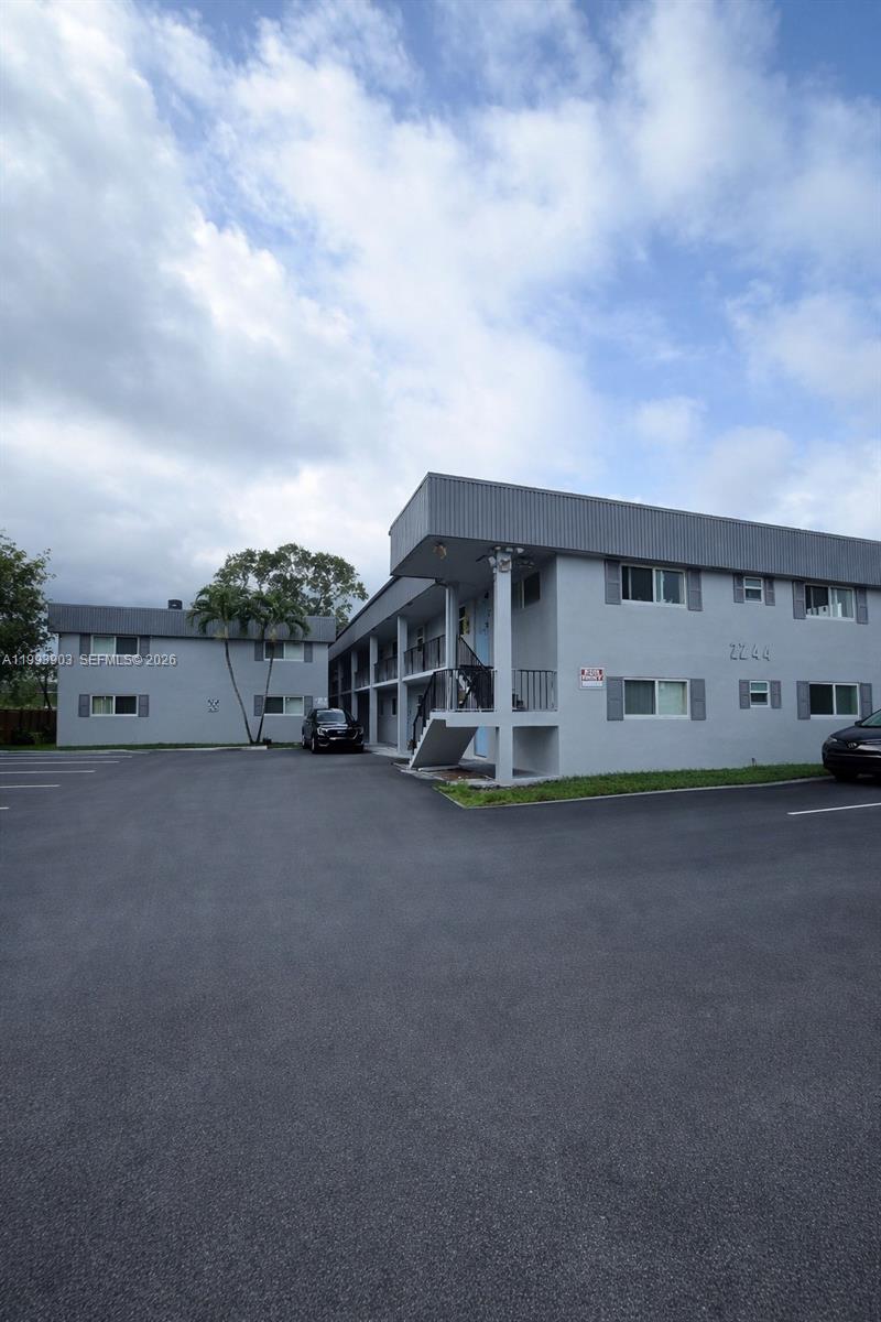 HOLLYWOOD LITTLE RANCHES - Residential Lease