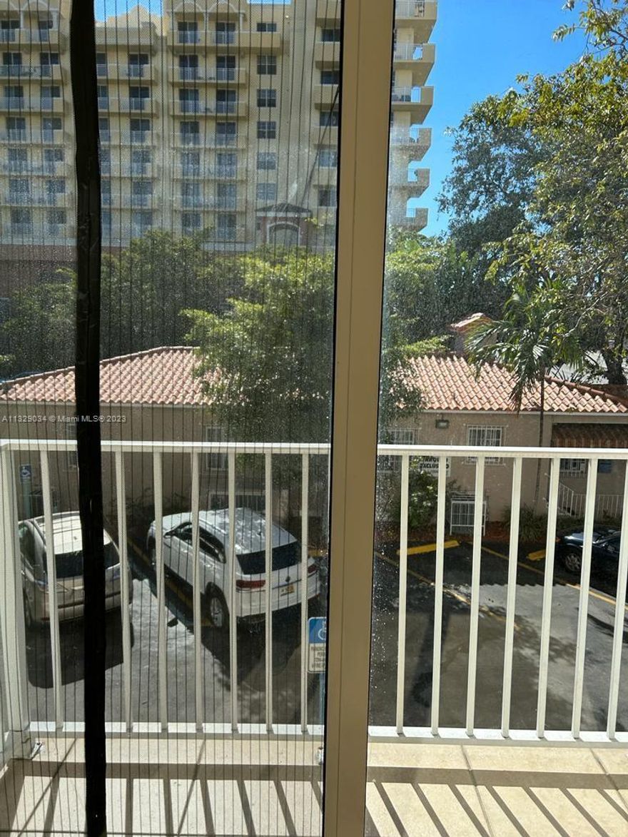 Beautiful 1bed/1bath, open kitchen, big and bright bedroom with nice balcony.  Washer and dryer inside unit.
1 parking space
Centrally located.
Please text listing agent for showing instructions, easy to show.