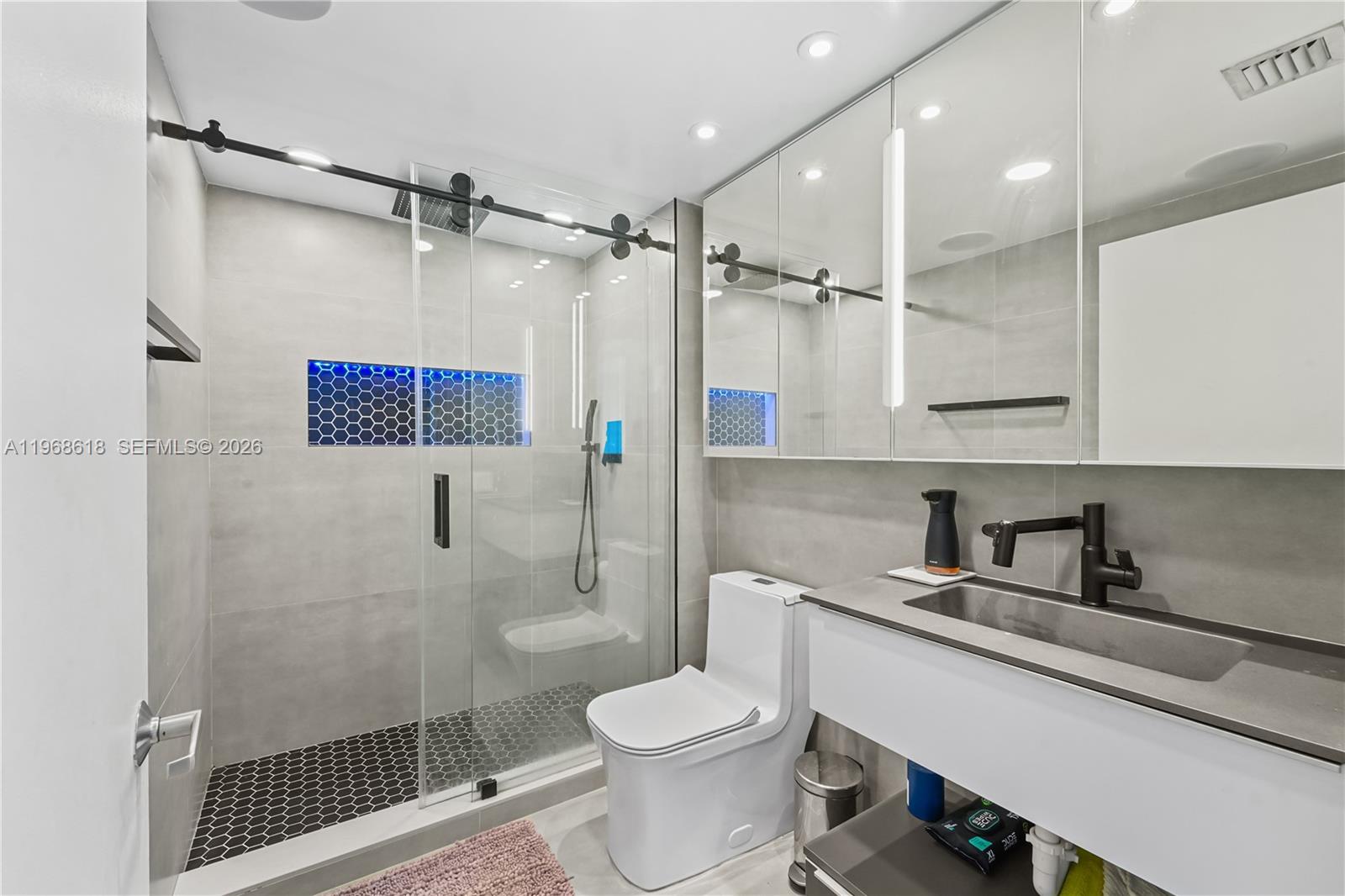 THE FLORIDIAN CONDO - Residential Lease