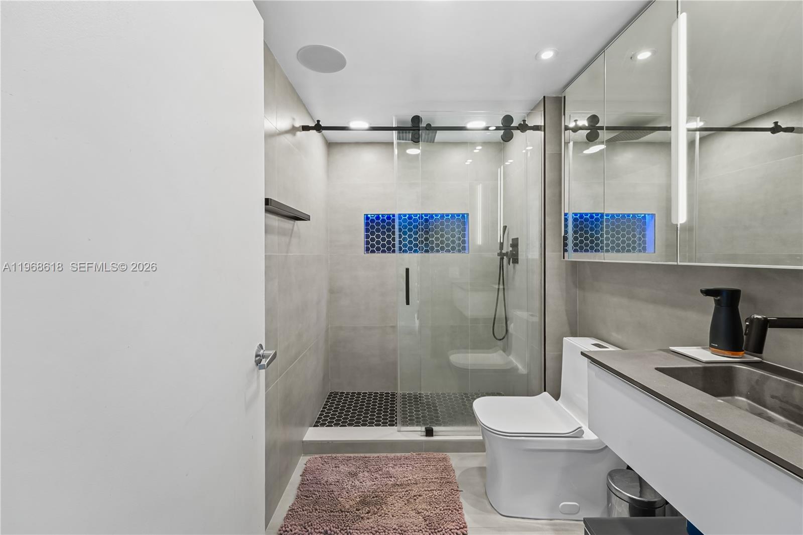 THE FLORIDIAN CONDO - Residential Lease