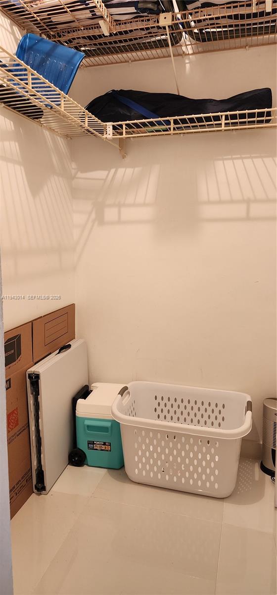 BEVERLY HILLS CONDO NUMBE - Residential Lease