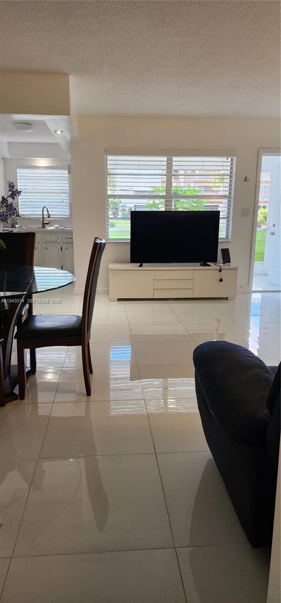 BEVERLY HILLS CONDO NUMBE - Residential Lease