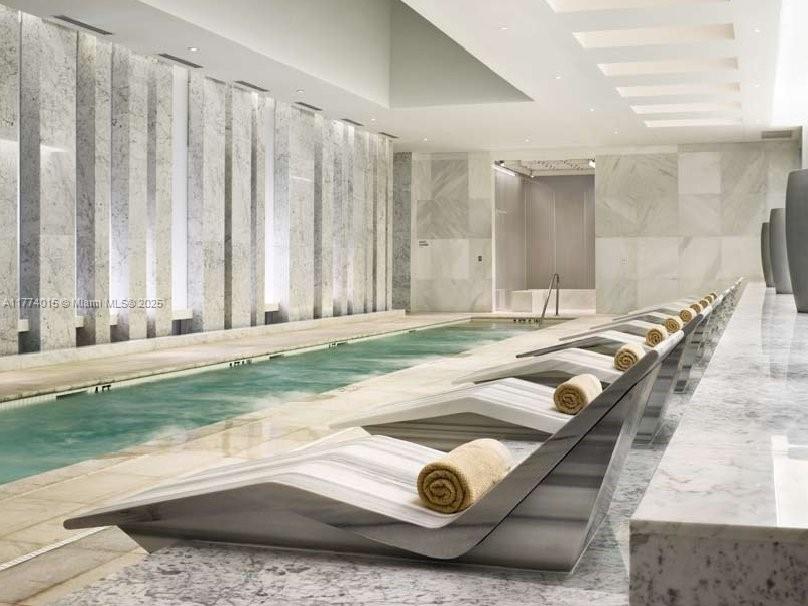 FONTAINEBLEAU III - Residential