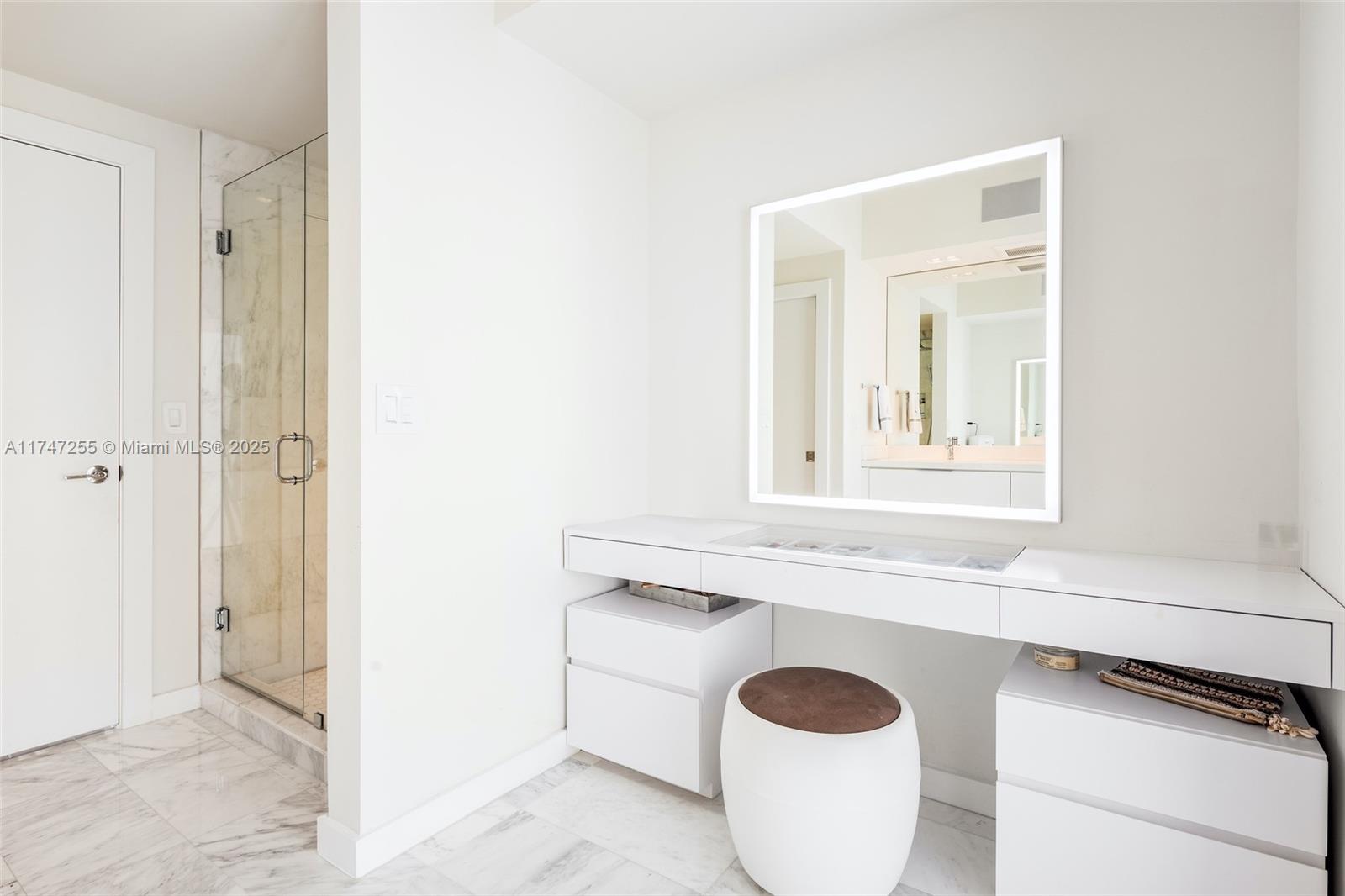8600 EAST DIXIE - Residential Lease