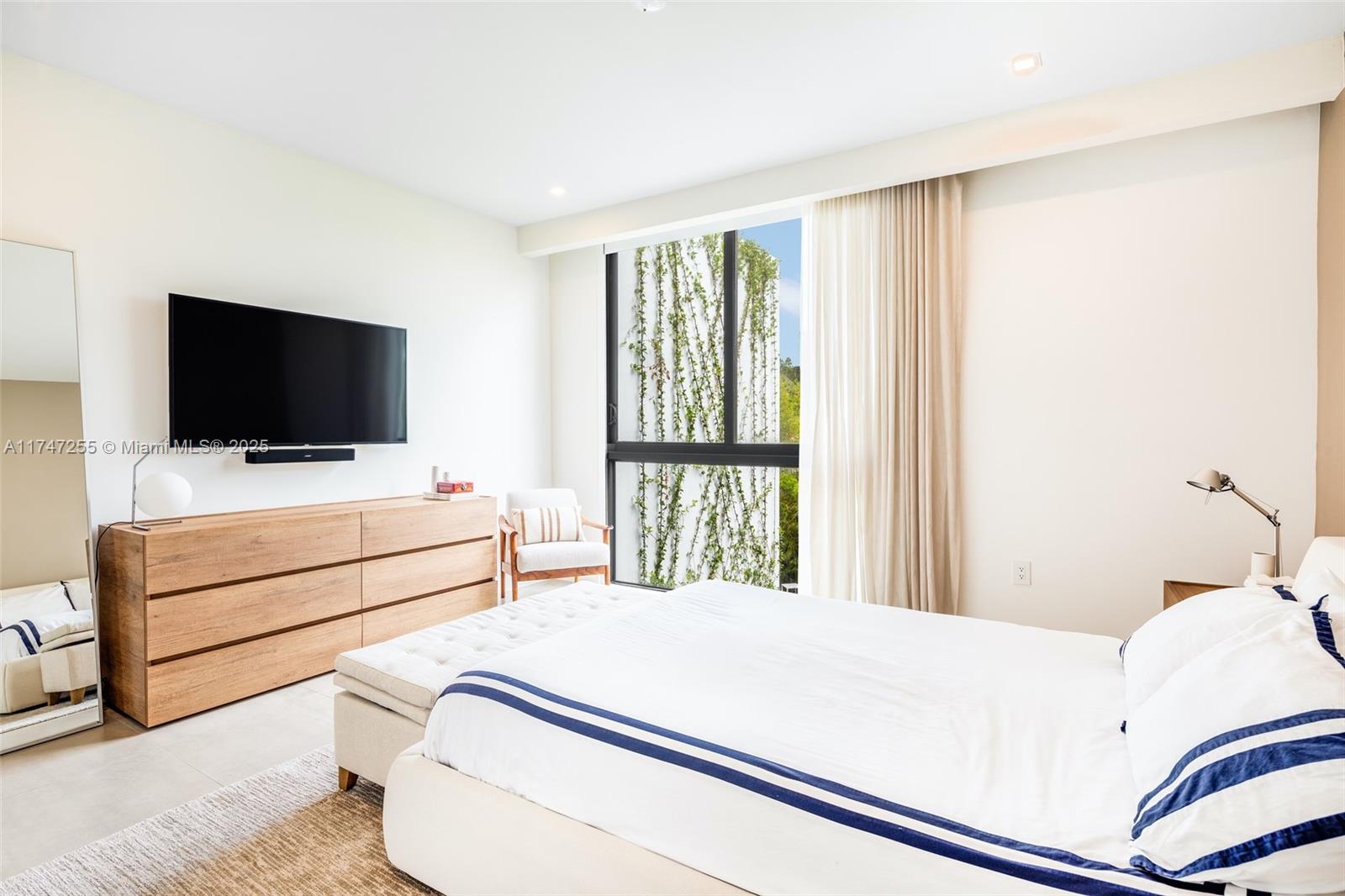 8600 EAST DIXIE - Residential Lease