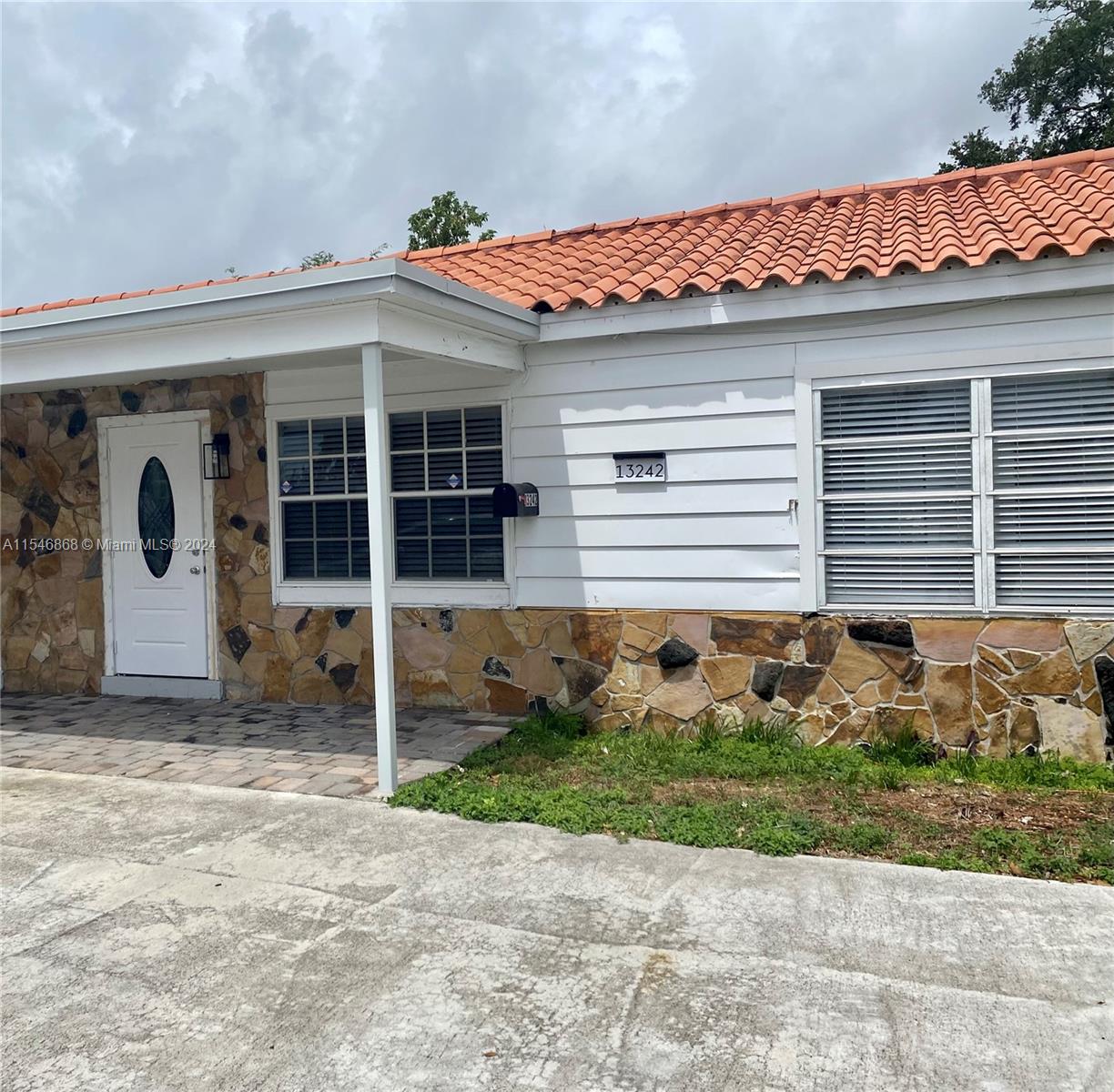 Do not miss the opportunity to rent minutes away from the beach, shopping plazas, hospital, universities and so much more. Washer and Dryer inside. Tile floors throughout unit. Fully fenced private patio and plenty of space for parking including parking on the gated side of the property. Easy to show. Use Showtime for showing instructions.
Fast approval!
Requirements: SD, last, first month, clean background and clean eviction record, 3 last paystubs or bank statements, pet deposit, rental application, 650 min. credit score.
