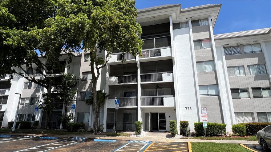 COZY 2/2 UNIT AT BELASERA PINE ISLAND IN PLANTATION. CERAMIC AND LAMINATE FLOORS, SPACIOS AREAS, ELEVATOR, LAUNDRY FACILITIES AND A LOT OF AMENITIES: POOL, GYM, TENNIS COURT, PLAY GROUND AND LAKES.   BEST LOCATION IN TOWN