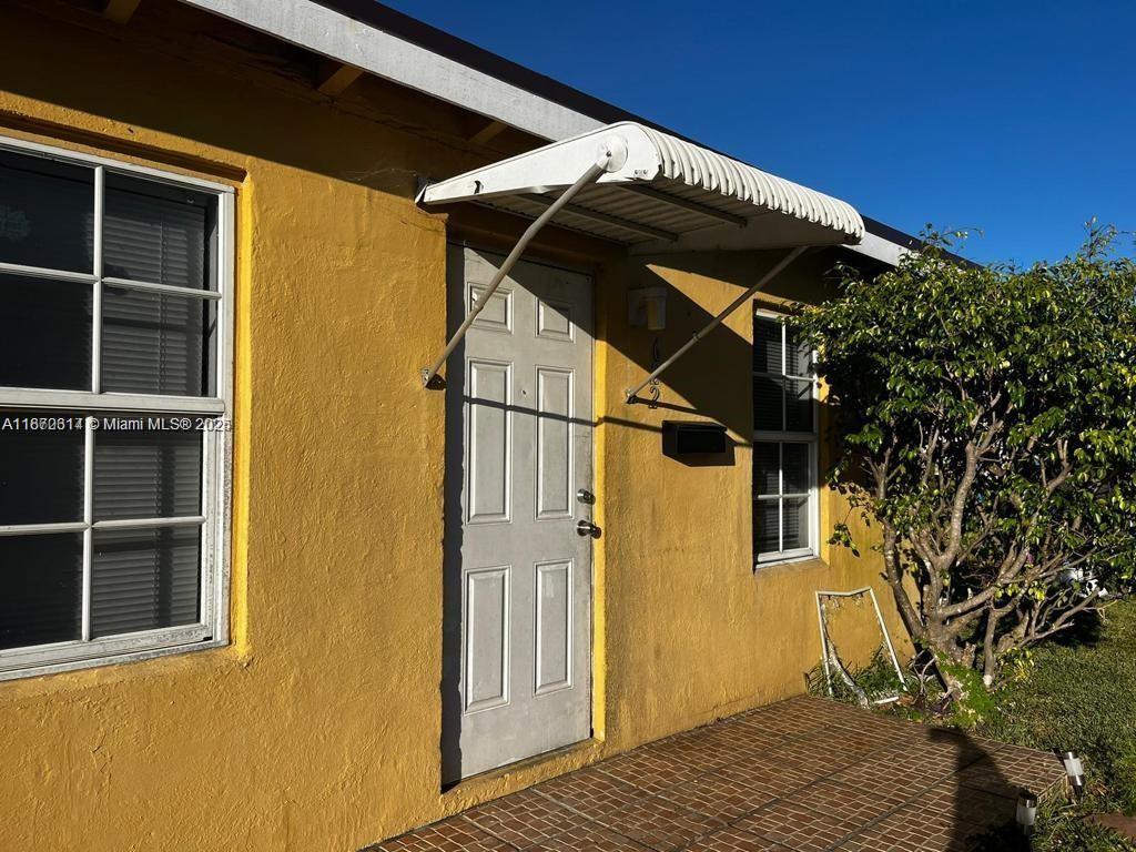 Beautiful unit with 1 Bedroom and 1 Bathroom, completely remodeled. Washer & dryer and central AC. Unit #1 & 2 are available.