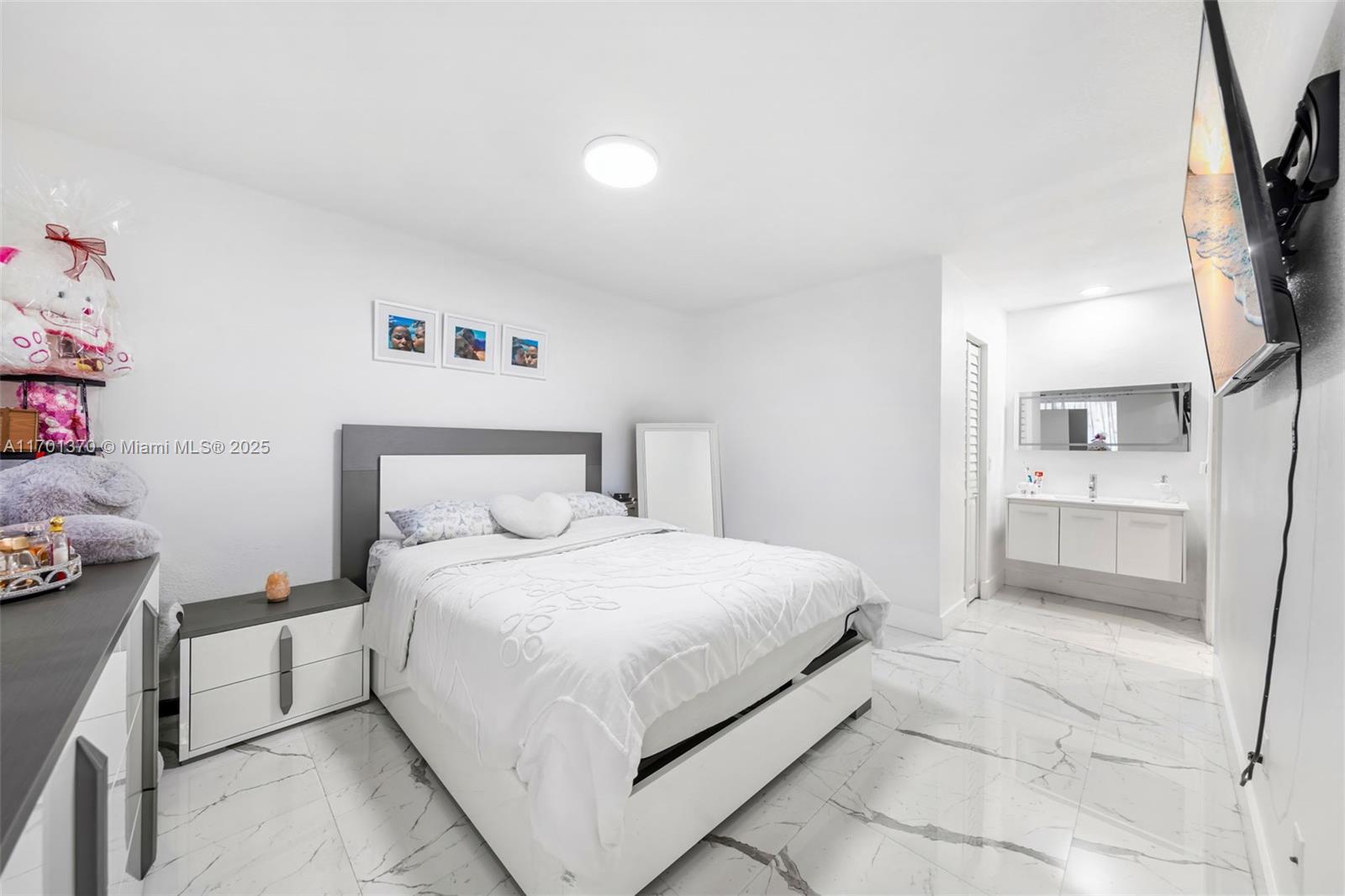 This stylish 2-bedroom 2- bath apartment offers modern living at its finest. The unit has been thoughtfully updated, featuring a remodeled bathroom with sleek finishes and modern fixtures. The spacious walk-in closet provides ample storage space, perfect for organizing your wardrobe and keeping everything tidy.Enjoy relaxing on the generously sized balcony, ideal for sipping your morning coffee or unwinding after a long day.Located in a key location, this apartment places you close to shopping, dining, and entertainment, making it perfect for a busy, on-the-go lifestyle.
Residents also enjoy access to a beautiful community pool, providing a refreshing escape on warm days. For added peace of mind, the property offers front gate security, ensuring a safe and secure living environment.