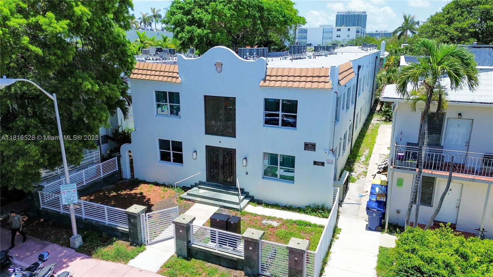 Property Features
• Income producing property
• Modern appliances and buildout
• Diverse unit mix
• Charming art deco architecture
• Opportunity to increase rents
• Secure access
• Private courtyard
Location Features
• Prime South Beach location
• High walking score
• Great proximity to public transportation
• Historic district appeal
• Strong rental demand