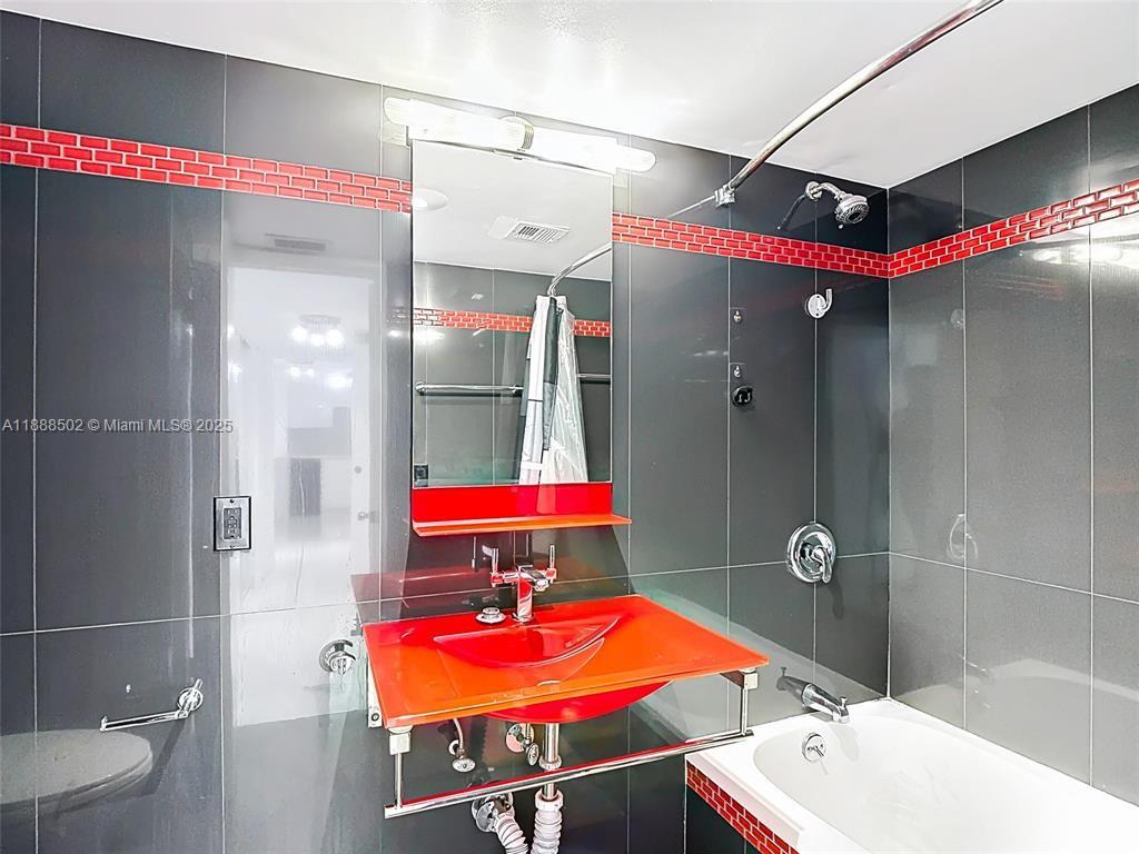 ADMIRALS PORT CONDO-EAST - Residential