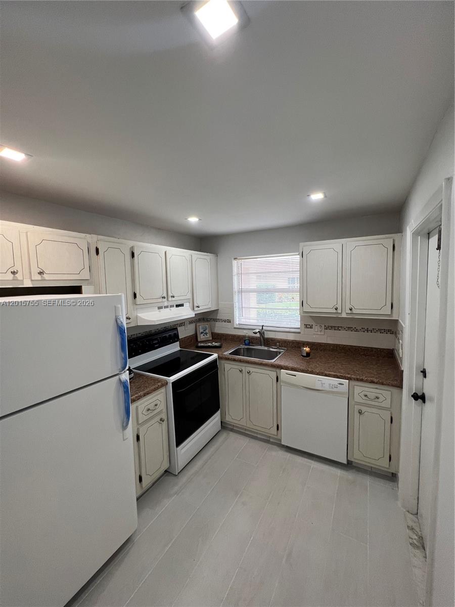 PARADISE VILLAS CONDO - Residential Lease