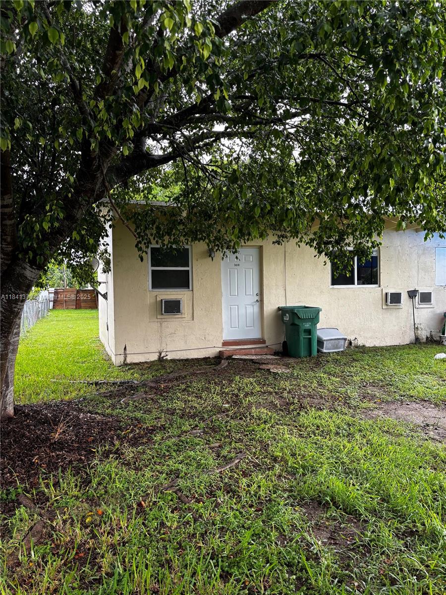 One Bedroom one bathroom with own entrance, fenced property, parking and ample backyard. unit has tile flooring, refrigerator, stove, walled ac units. ready for move in, only requesting first month and one months security deposit. discounted security deposit for section 8 tenants.