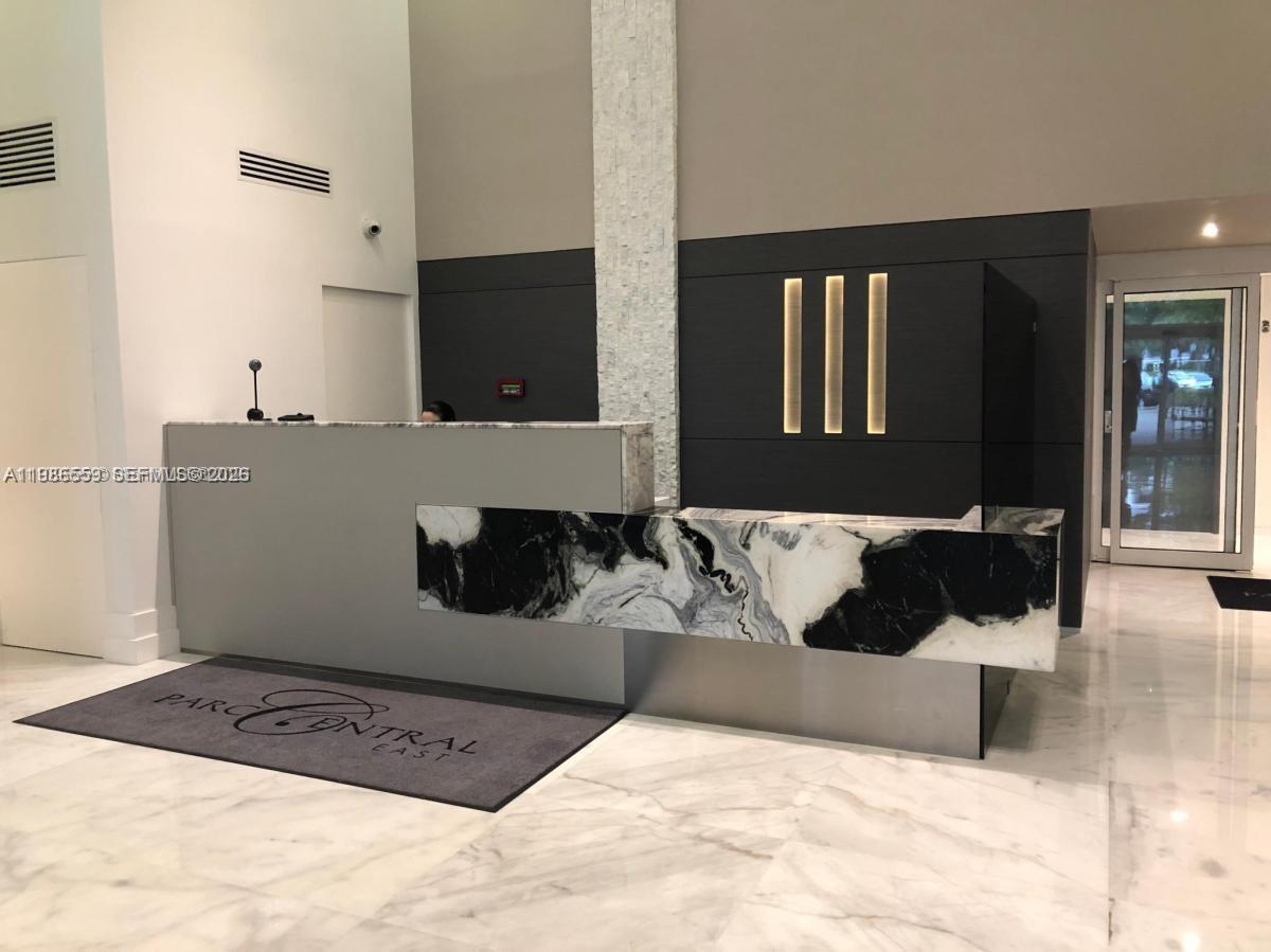 PARC CENTRAL AVENTURA EAS - Residential Lease