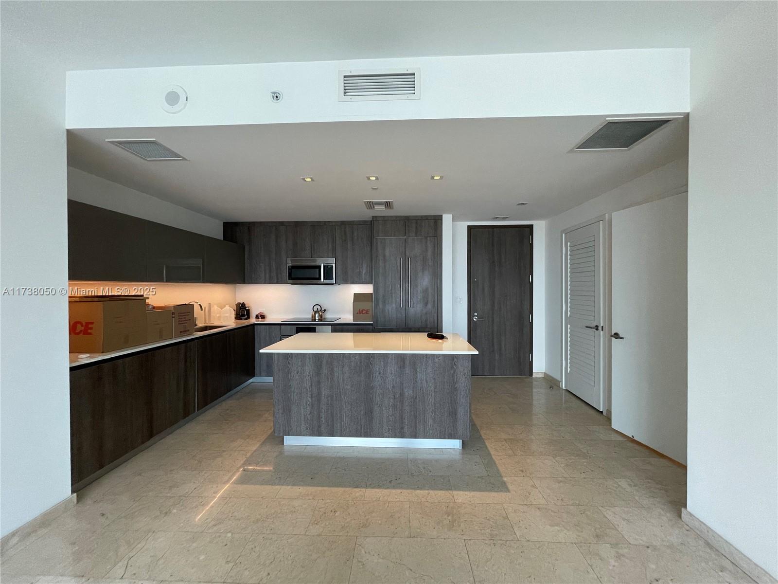 REACH CONDO - Residential