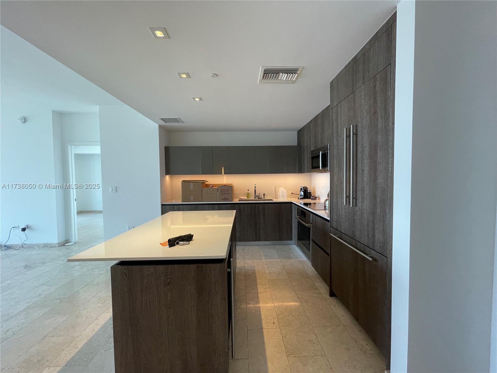 REACH CONDO - Residential