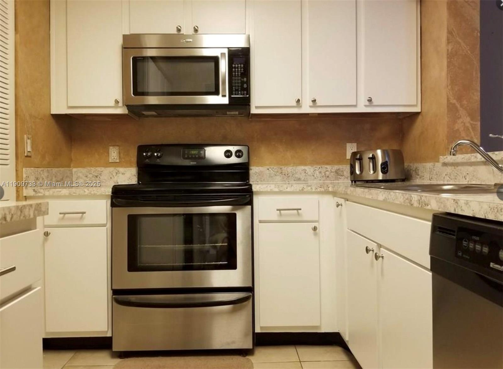 ROYAL POINCIANA CONDO - Residential Lease