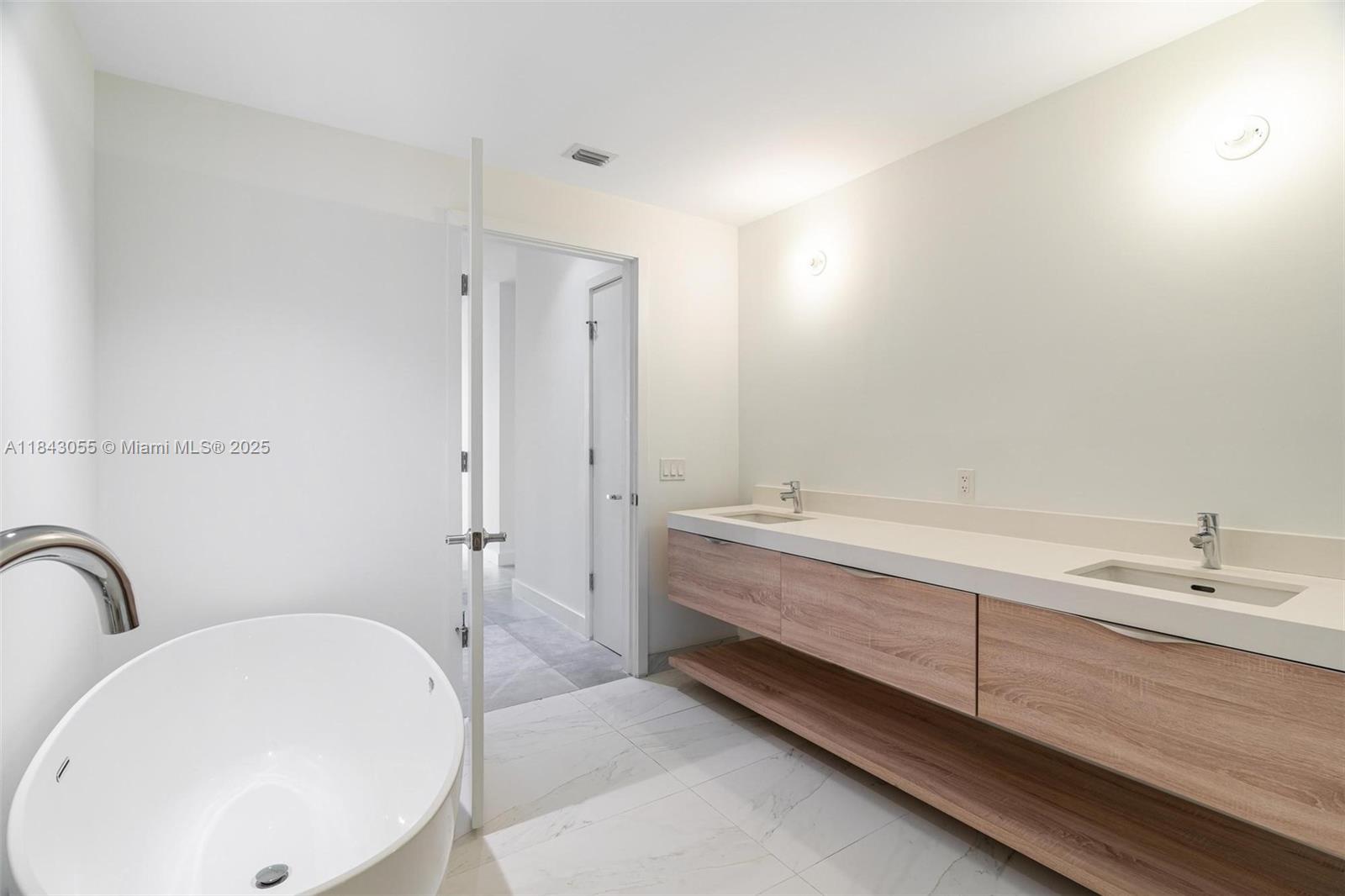 THE HARBOUR PH4 - NORTH - Residential Lease