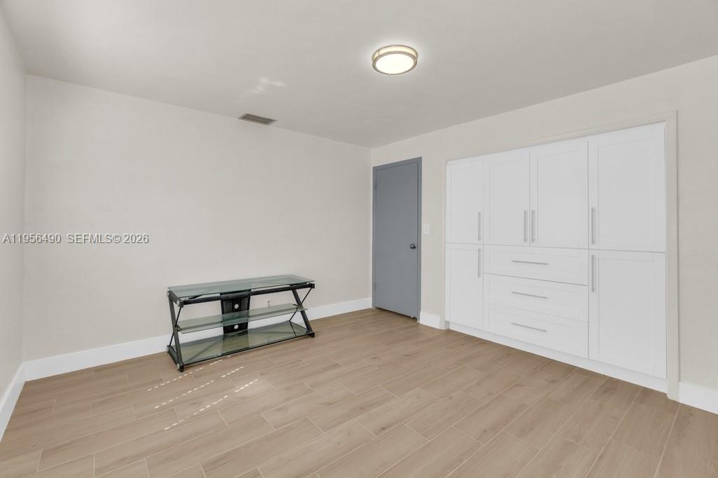 CRESTHAVEN NO 6 - Residential Lease