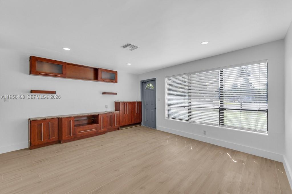 CRESTHAVEN NO 6 - Residential Lease