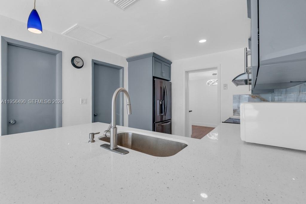 CRESTHAVEN NO 6 - Residential Lease