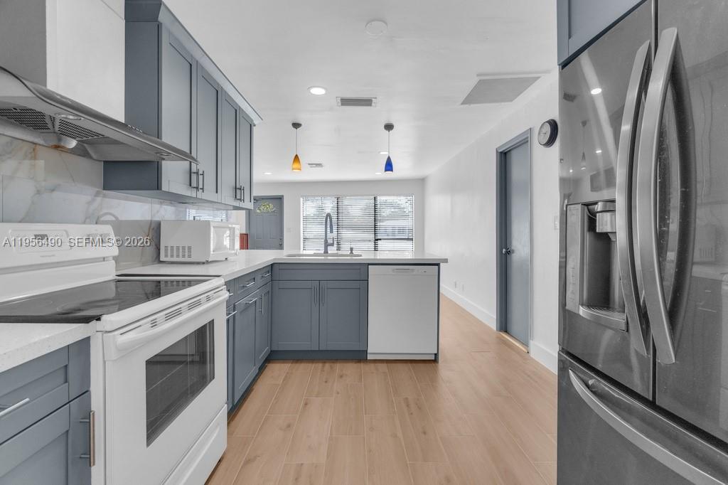 CRESTHAVEN NO 6 - Residential Lease