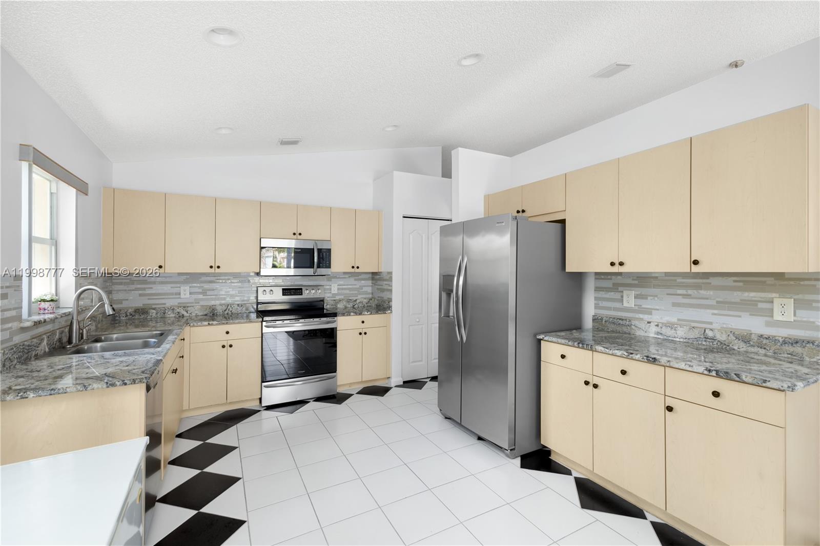 VULCAN MATERIALS COMPANY - Residential Lease