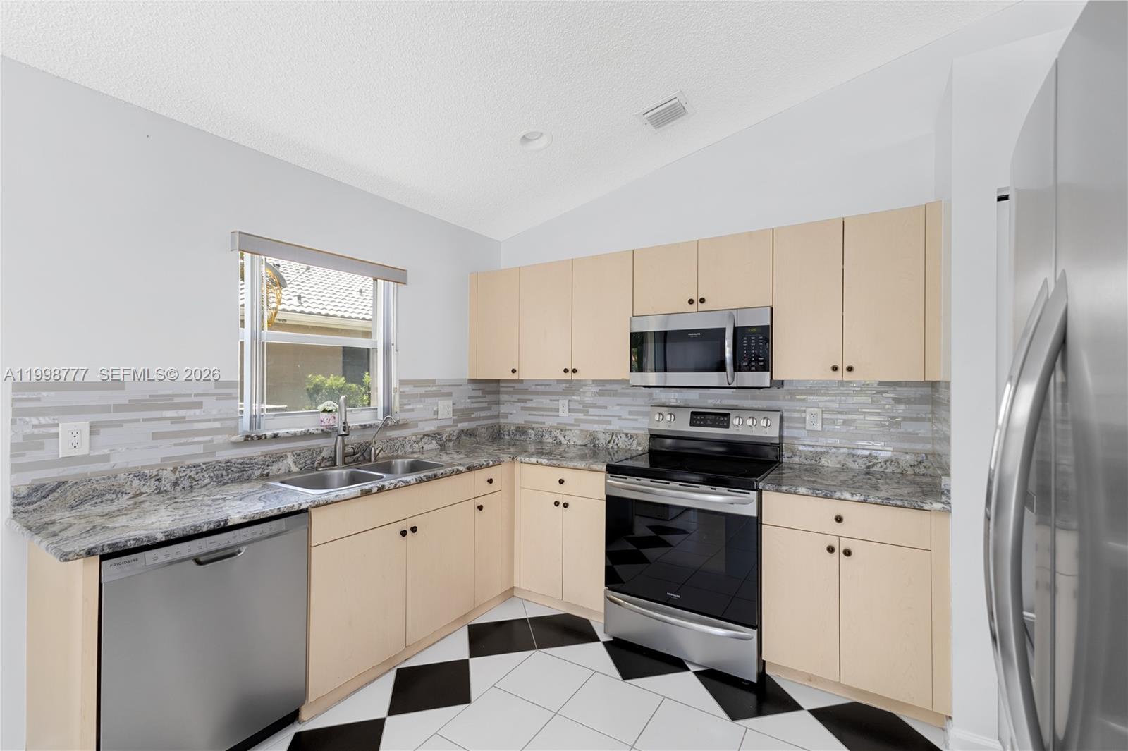 VULCAN MATERIALS COMPANY - Residential Lease