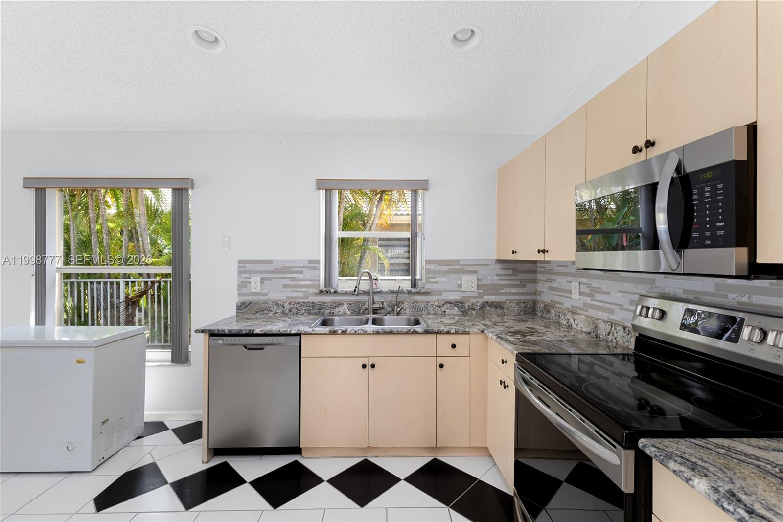 VULCAN MATERIALS COMPANY - Residential Lease