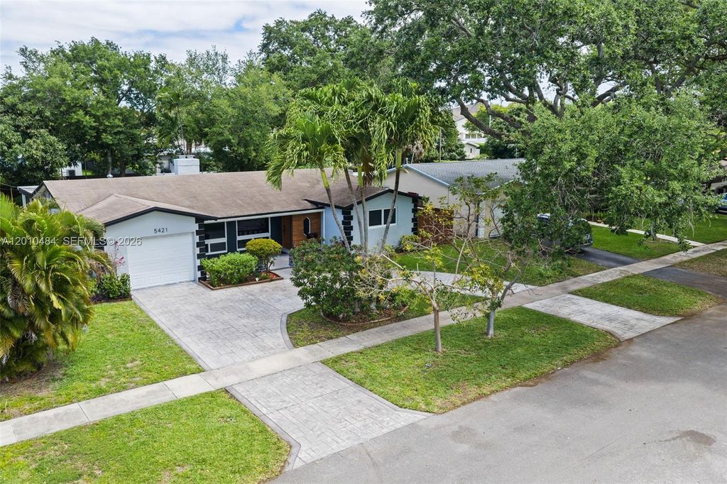 Photo of 5421 Buchanan St, Hollywood, FL 33021 (MLS # A12010484)