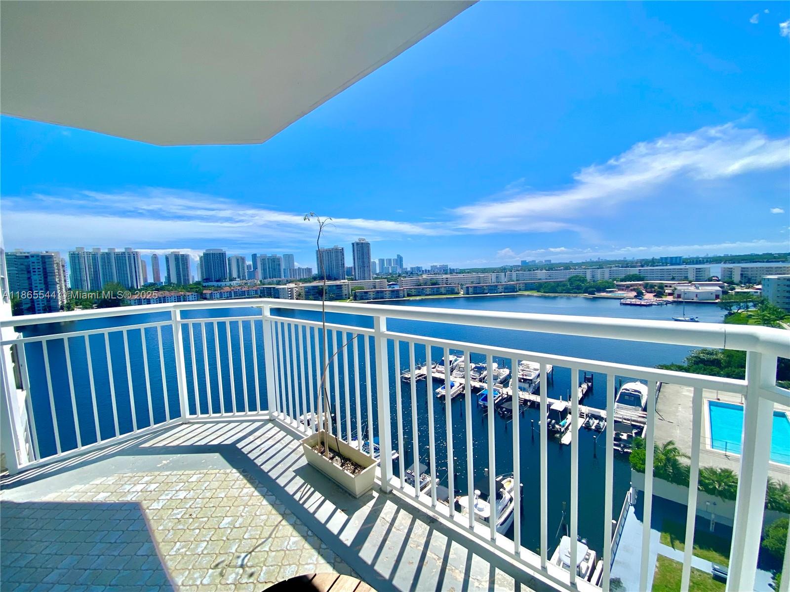Bright and large 1bed/1,5 bath apartment with spectacular bay view. Very well kept on the building with a lot of amenities! Courtesy-Bus, Undercover Parking. 2 pools, Tennis Court, B.B.Q. Party room, Card room, Library, Billiard & Ping-Pong, Concierge, Beauty salon, Tailor, Gym-Room , Sauna, Worship Houses. Manager on site, Parking security Guard gate & Building Doorman as well. The special assessment is $251.11/month for the next 240 month starting August 2023. Total $60,240.