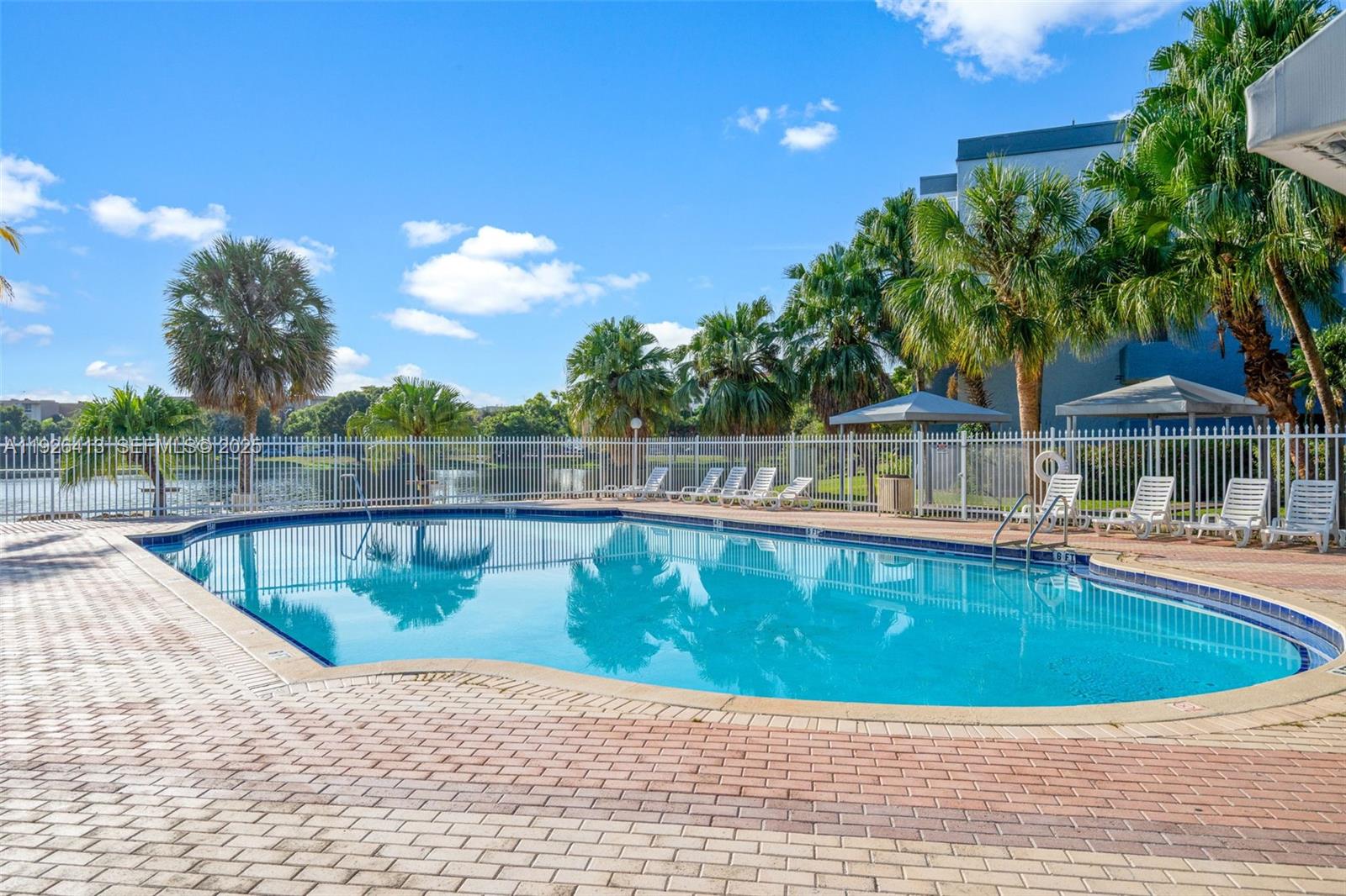 THE BEACH CLUB FONTAINEBL - Residential