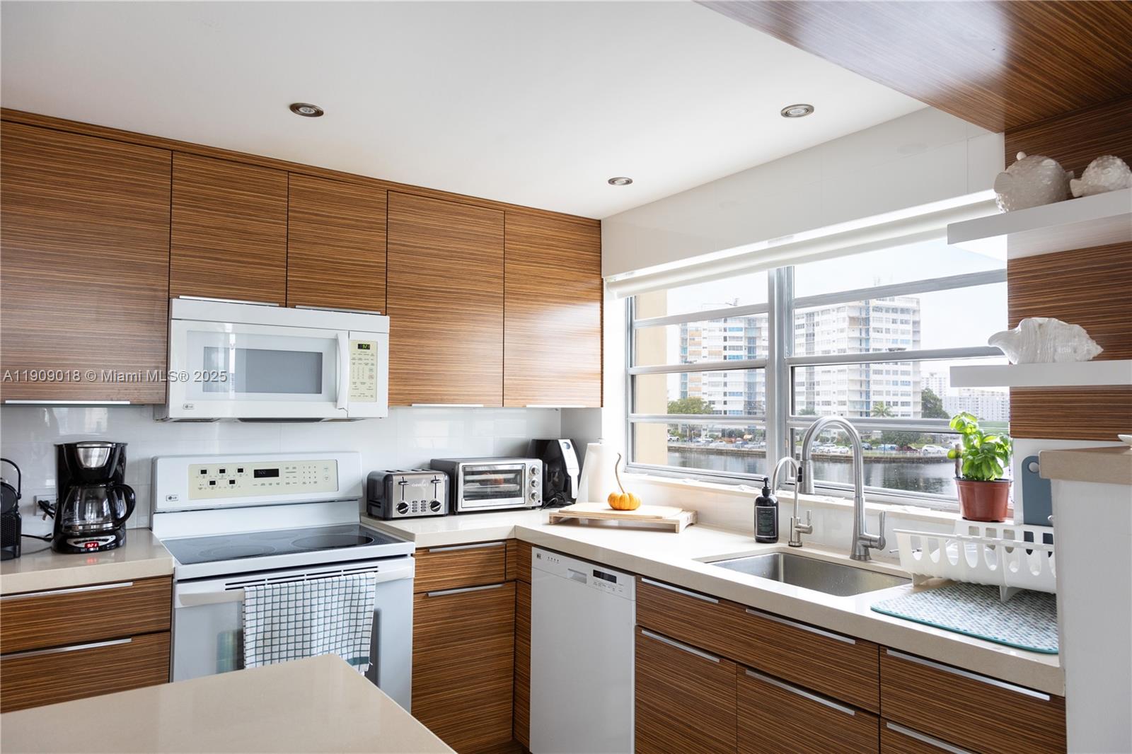 IMPERIAL TOWERS CONDO - Residential