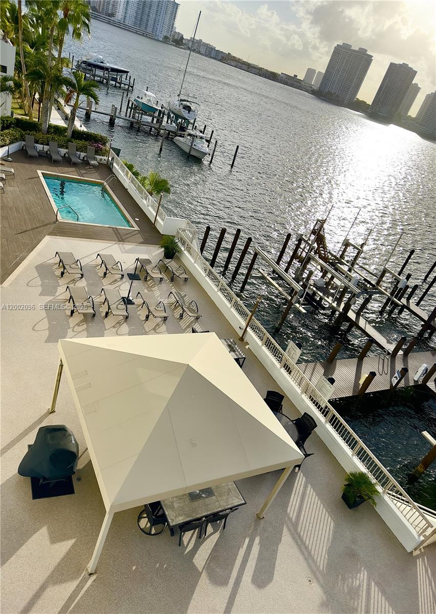 LE MONTCALM CONDO - Residential