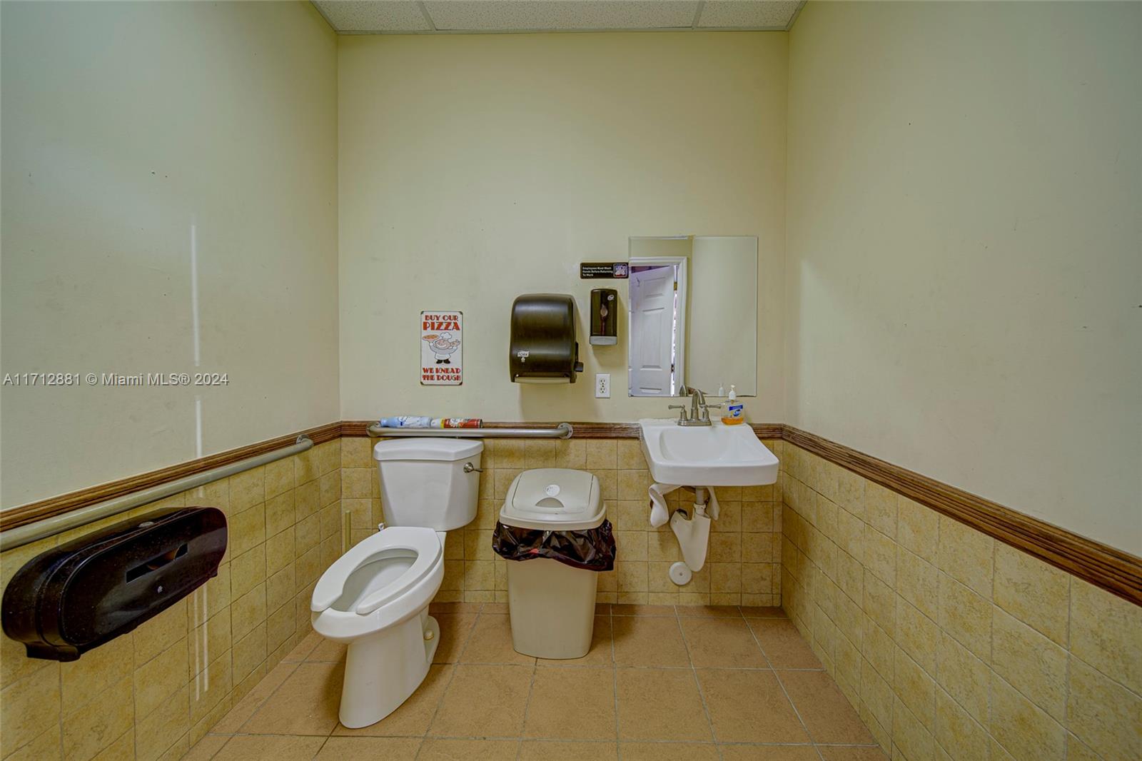 Main image without alt text